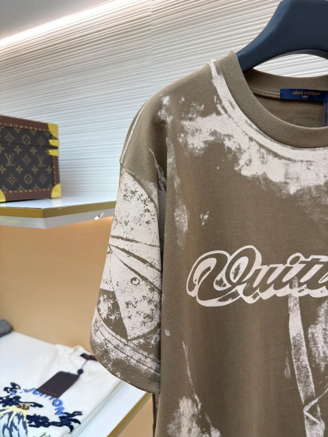 LOUIS VUITTON Overprinted round neck illusion printed short-sleeved T-shirt ●Original version: Purchased and developed by 8563 ●Item number: 1682465-A20 ●Fabric: 100% cotton ●Technology: Printing ●Color: Khaki brown ●Version: Fitted version ●Weight: about 305 grams ●Size: S-M-L-XL ●Description: This Louis Vuitton tie-dye lettered short-sleeved T-shirt is made of 260g high-count combed cotton fabric. It has been treated with pre-wash water. The fabric has a soft and skin-friendly touch and a crisp texture, while effectively avoiding the problem of shrinkage and deformation after wearing. The body of the garment uses hand-made tie-dye technology to present a mottled and smudged texture effect. The tie-dye pattern of each piece is unique. It is paired with the classic "Vuitton" letter logo created by embossed silicone printing technology. The printing is processed by high-temperature lamination, which has strong adhesion and is not easy to fall off and crack. The neckline is sewn with double-needle hemming technology and is paired with a ribbed edge design, which is durable and not easy to loosen. The side seams are spliced ​​with embedded clip technology to make the body lines smoother. The overall fabric selection and craftsmanship details continue the brand's high-end clothing standards, taking into account both design and practical wearability. The overall wiring is straight and delicate, the fabric is comfortable and soft, and the color is consistent without color difference. It can be matched with the same style to create a fashionable look and control various occasions. Customized accessories, complete with three standards, same style for men and women!